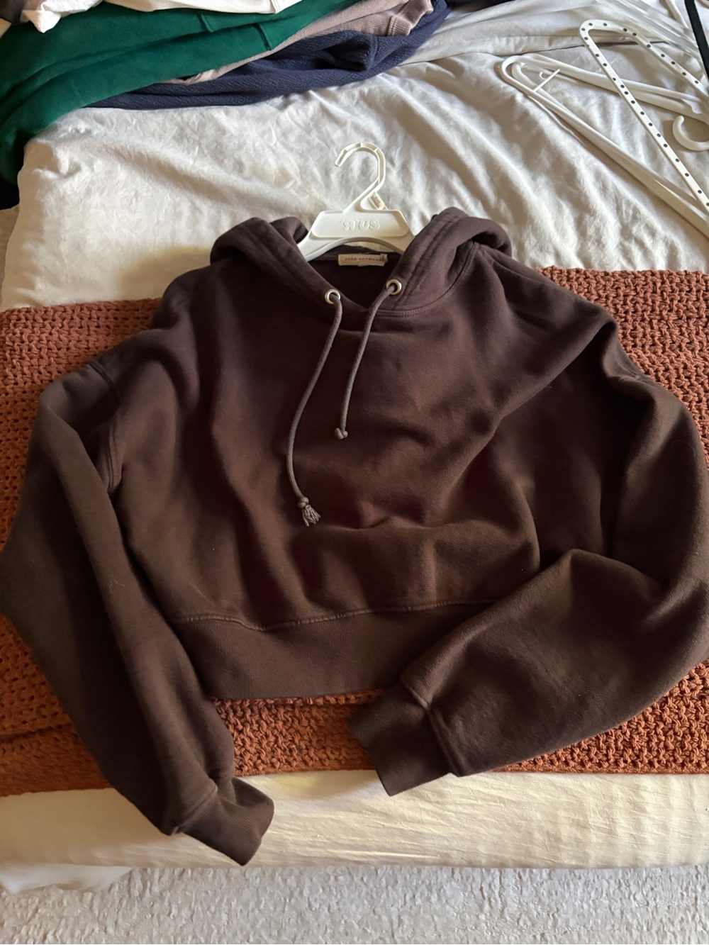 Women’s Good American Cropped Hoodie Sweatshirt in Dark Brown